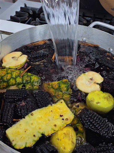 Preparación de Chicha Morada en La Casa de Gloria