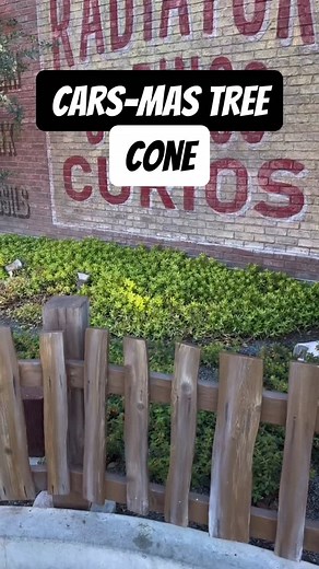 Cars-mas Tree Cone from Cozy Cone Motel 2 in Cars Land at Disney California Adventure #disneyland #disneylandresort #foodatdisneyland #peppermint #carsland | EatswithRemy