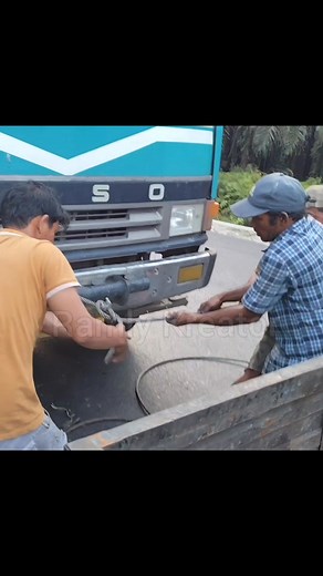 1.9M views · 10K reactions | Lae Tampu Reflect Berlari Mengganjal Truck Patah Kopling, Lae Tampu Setia Menolong Sampai Truck Betul-betul Aman... | Ramly Kreator | Facebook