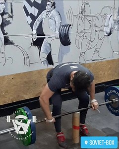 HANG MUSCLE SNATCH 80KG X 3 Hoy me tocó hacer el test de mi Muscle Snatch. No fuí x 1RM real sino indirecto porque todavía no estoy listo para ir por una rep máxima. La fórmula que uso para sacar mi 1RM indirectamente es: (Peso Levantado x Número de Reps x 0.033 ) Peso Levantado En este caso específico sería (80 x 3 x 0.033 ) 80 = 87.5kg ¿Cuándo se usa esta fórmula? Cuando estamos muy desentrenados y no queremos ariesgarnos para sufrir una lesión. El peso que elegimos para realizarlo debe ser su