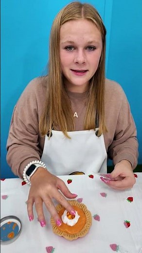 Assistant Makes Some Fun Pumpkin Slime Pie for the Holidays #FamilyFun #DIY #SlimeCraft