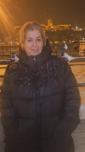 Mint egy hajléktalan ,és gúnyolnak a fiatalok 😂 én meg a ázott veréb még válaszolok a szemtelen lányoknak. 😂 | Timea Timea