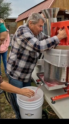 Fresh apple cider, the old fashioned way 🍎