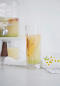 Sangria blanche à la poire sans alcool - Trois fois par jour