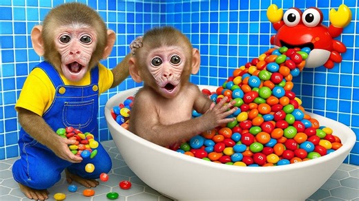 Funny little monkey: The little monkey encounters a candy feast in the bathtub. Who wouldn’t want to immerse themselves in such a sweet moment? | Mundo Infantil