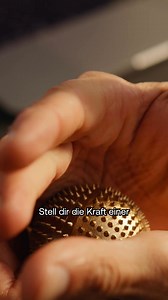 Stell dir die Kraft einer Shakti Mat in deiner Handfläche vor – dann verstehst du, warum wir von dem Shakti Spike Ball so begeistert sind. Finde verspannte Stellen an deinem Körper oder rolle den Ball unter deinen Füßen - für extrem tiefe Entspannung. Es dauert nur eine Minute, bis du die Wirkung spürst. Wunderschön, funktional, großartig für dein Wohlbefinden und erstaunlich süchtig machend. Du wirst es lieben, den Spiky Ball an deinem Arbeitsplatz oder auf dem Küchentisch zu haben - als perfek