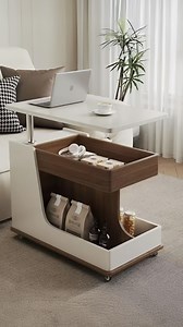 🔥 Table Roulante Multifonction JORDY – Pratique & Élégante 🔥 Transformez votre salon avec cette table d’appoint moderne et polyvalente ! Plateau relevable, rangements intégrés et roulettes discrètes pour un déplacement facile 🌿🏡 ✔️ Plateau supérieur pivotant – idéal pour télétravail, repas ou apéritif ✔️ Grand compartiment central pour tasses, snacks ou bouteilles ✔️ Espace inférieur pour sacs, télécommandes ou magazines ✔️ Structure robuste et finitions bois & blanc laqué ✔️ Multifonction :