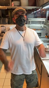 2.1M views · 26K reactions | Pão de minuto, carpaccio, rúcula, tomate e parmesão  Receita fácil e simples‍ Se você não conseguir fazer essa receita e só ligar aqui no @caoveio e pedir pelo delivery e ser feliz  Alias tem varias outras opções pra você experimentar Obrigado  #cozinheparaviver #vivaparacozinhar | Henrique Fogaça | Facebook