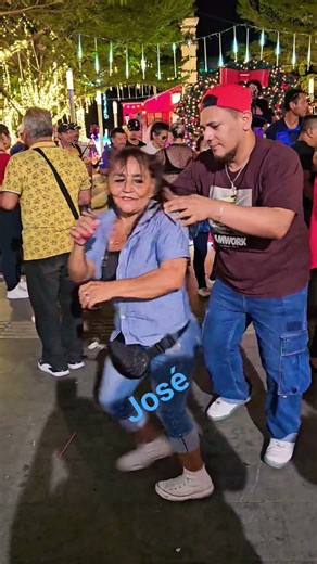 cry and cry #cumbia @SSSniperWolf