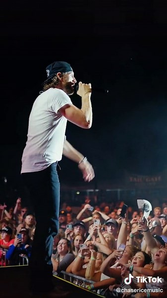 EYES ON YOU😏 #livemusic #chaserice #tiktokmusic #fyf #fyp