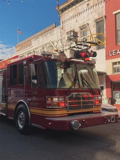 We LOVE Christmas Parade weekend here in Laurel! 🎄✨ Heads up! This year’s route is a little different due to downtown construction, so be sure to peek at the updated map before you pick your perfect viewing spot. | Ben Erin Napier