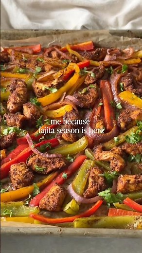my go-to sheet pan chicken fajitas with bell peppers and red onion 🤤 easy healthy, recipe below ⬇️