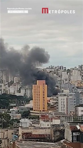 Incêndio de grandes proporções atinge galpão em BH e mobiliza bombeiros