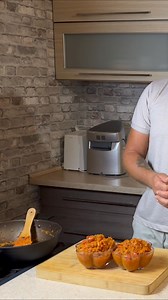 140K views · 1.2K reactions | Smarowidło z cukinii i papryki do kanapek  1 kg cukinii 1 łyżeczka soli 1 papryka 2 cebule 2 marchewki 2 ząbki czosnku olej do smażenia 1 łyżeczka papryki wędzonej 1/2 łyżeczki oregano 1/2 łyżeczki tymianku 1 łyżeczka pieprzu ziołowego 100 g koncentratu pomidorowego 1 łyżeczka miodu sól, pieprz do smaku | Spróbujemy | Facebook