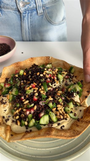 This bowl has hummus, crunchy pita, cucumber, and crispy lentils. So good and easy to prep. Recipe is in the comments! 💕 | Plantbaes