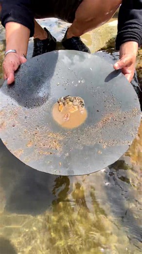 Discovery of gold in a hole in the rock | Nanda Gold Mine