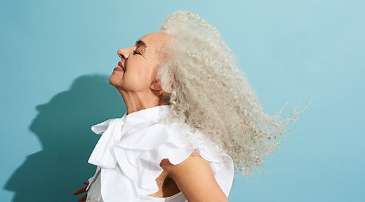 Cheveux blancs : 4 choses à faire pour qu’ils soient beaux et bien brillants