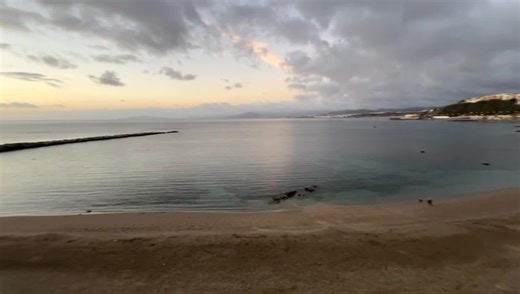 🌅 Así amanece Ceuta ✨ Los primeros rayos de sol bañan la Playa de la Ribera, regalándonos un nuevo día lleno de calma y belleza. 💛🌊 👉🔗 Toda la información en www.elpueblodeceuta.es | El Pueblo de Ceuta