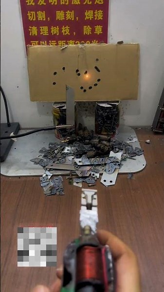 Dies ist ein leistungsstarkes Laserlicht mit dem sogar Stahlplatten geschnitten werden können