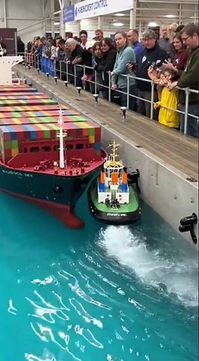 Tugboat's Precision: Maneuvering a Container Ship Model! #ModelShips #Tugboat #MaritimeOperations