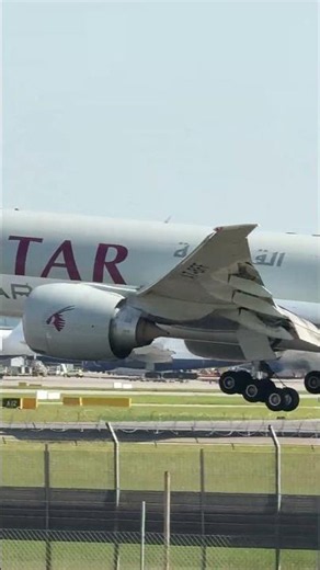 Qatar Airways Boeing 777-200LRF - no wingtip action 😂 #qatarairways #boeing777