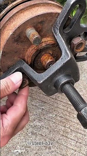 Easy Way To Detach Stuck Wheel Hubs With Puller Tool