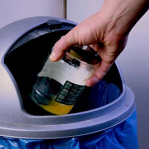 Fabriquez vos propres boules à neige avec de vieux bocaux en verre ! Pour les instructions, c'est par ici : https://bit.ly/2SSsZWi Sauvegarder sur Pinterest : https://bit.ly/2QCJjOc | L'astucerie