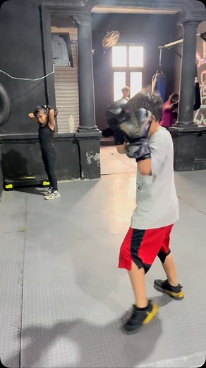 CUNA DE CAMPEONES ¡Boxeo para niños y niñas a partir de los 6 años! ¡Dale a tus hijos la oportunidad de crecer fuertes, seguros y disciplinados! En Cuna de Campeones contamos con clases de boxeo recreativo y olímpico para niños y niñas, impartidas por entrenadores certificados por el Comité Olímpico Mexicano y la Federación Mexicana de Boxeo. • Clases dinámicas y divertidas • Enfocadas en coordinación, disciplina y autoestima • Ambiente familiar y seguro Ubicación: Calle Francisco I. Madero #312