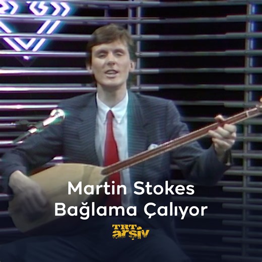 Dünyanın önemli etnomüzikologlarından Profesör Martin Stokes, Müşfik Kenter’in konuğu oluyor. Bağlaması ile “Türkü Diyorum Sana” türküsünü seslendiriyor. 🪕 | TRT Arşiv