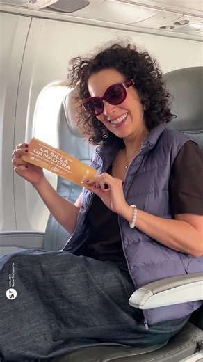 CLIC AIR on Instagram: "Cuando viajar se convierte en experiencia, pasan cosas increíbles. ✨✈️ Entre sonrisas y aplausos en nuestros vuelos hacía la ciudad de Medellín aterrizando en el Olaya Herrera, una silla fue la elegida para sorprender a nuestros pasajeros junto al centro comercial @arkadiacc Lo mejor de volar es no saber qué te puede sorprender. ✨💺 Seguimos creando momentos que hacen que cada viaje sea diferente. ✈️💺"