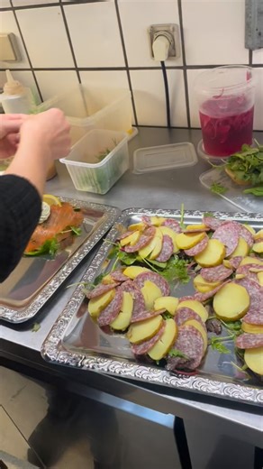 Mad ud 🤩 Vi har lige fået hentet det lækreste smørrebrød – mums! 🥪 Husk, at I altid kan bestille mad ud af huset fra hele vores spisekort – og lige nu får I 10 % rabat! 💛 Perfekt til Mortens aften 🦆 eller en hyggelig middag derhjemme. 👉 www.langegade2.dk 📞Bestil på 3060 5310 #Langegade2 #MadUdAfHuset #Smørrebrød #TakeAway #Mortensaften #HjemmelavetMad #LokalFavorit #GodMadGladeGæster #kerteminde #munkebo #langeskov #Rynkeby #Ullerslev #Dalby | LangeGade NR 2