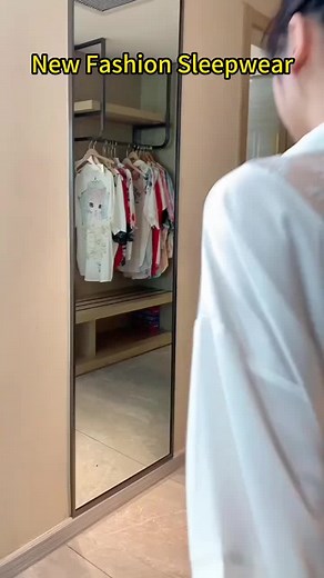 The new patchwork lace pajamas can be worn both at home and out