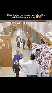 This principal has his own way of making kids feel happy at school🥹❤️