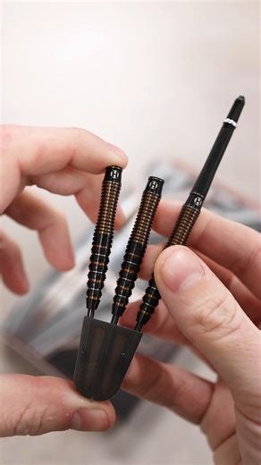 Get up close to the Noble 90% 👀 👑Finest injection moulded 90% tungsten. 👑Unique barrel shape with tapered front and ergonomic, concave rear. 👑Combination of Predator grip at the front and ring grip at the back. 👑Finished in a striking black, silver and rich gold 3 colour combination. 📲Find out more -https://www.harrowsdarts.com/products/noble-90-tungsten-21g #MadeInEngland | Harrows Darts