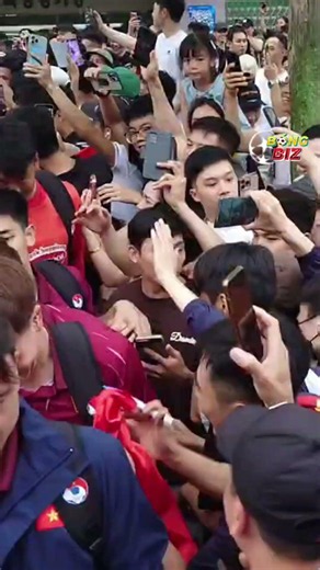 Fan Việt Nam tại Hàn Quốc vây kín đội tuyển, cứ tưởng là đang đá ở sân nhà không à 🔥👏
