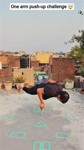 one arm push-up challenge 🤯 #pushups #workout #challenge #shortvideo