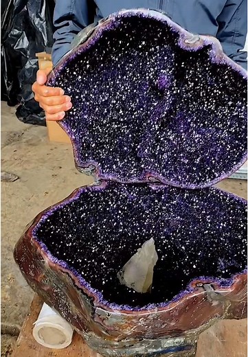 Esplendor del Geode de Amatista: Joyería y Cristales