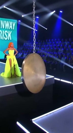 Runway Fail! Pendulum said NO. 모델은 걷는 거라며?! 💥 Modelo vs Péndulo: ¡Caída Épica!