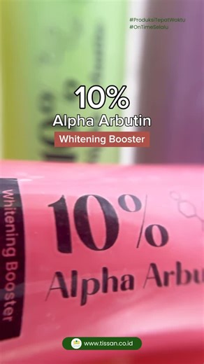 MAKLON KOSMETIK | PT TISSAN NUGRAHA GLOBALINDO on Instagram: "10% Alpha Arbutin Whitening Booster ✨Hand body dosis tinggi dengan kandungan Alpha Arbutin 10% ini, diformulasikan untuk memberikan efek brightening maksimal. Dilengkapi juga dengan Whitening agent lainnya yaitu Verry Berry White dan Glycyrrhiza Glabra Extraxt. 💦Selain mencerahkan, produk ini juga membatu melembabkan kulit kamu karena mengandung bahan aktif Glycerin, Propadienol, dan Aloe Vera. ⭐Diformulasikan juga dengan Centella As