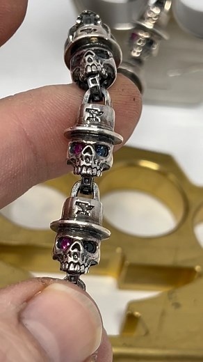 36 reactions · 7 comments | Oh nothing, just showing off my Silver Anvil TopHat Skull #WalletChain (NFS) with TooHat Skull Hook & Lucky Horse Clasp (925 Silver ) with Red & Blue Sapphires set into every Eye ️ —- Have a question about those Beautiful Grade 4 Titanium #paperweights (400) in the background? By all means, message me! 欄 | Anvil Customs Leather | Facebook