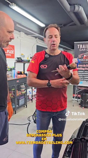 Limpieza de Motor Impecable: Aprende en Escuela Detailing