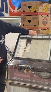 Rock-Ola Model 1493 Princess uit 1962 jukebox die gerestaureerd gaat wordenWe ship worldwide or: Visit our showroom, we are open 7 days a week / Bezoek onze showroom, we zijn 7 dagen in de week geopend!📍Bennies Fifties - Fifties StoreNamensestraat 732587 VX. Den Haag (Scheveningen)The NetherlandsMaandag - Vrijdag 9.30 - 17.30Zaterdag - 11.00 -17.00Zondag - 12.00 - 17.00 31703585810Website: http://www.fiftiesstore.comYouTube kanaal: https://youtube.com/@BenniesFiftiesInstagram: https://www.insta