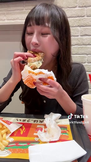 巨大バーガー食べ放題！1713kcalの衝撃