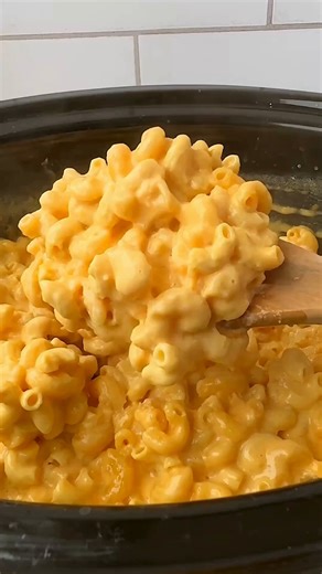 The PERFECT meal for these cold days!❄️❤️ Slow Cooker Mac and Cheese easy, creamy and delicious! You need: 16oz dry elbow macaroni noodles 2 12oz cans Carnation Evaporated Milk ¼ cup salted butter, melted 1 ½ cups whole milk 16oz sharp cheddar cheese, shredded* 4oz American cheese, cubed (about 6 slices) ¾ teaspoon salt ½ teaspoon mustard powder Few dashes of hot sauce (optional) How to make mac and cheese in a slow cooker 1. Spray the bowl of a slow cooker with nonstick spray. Then add pasta, C