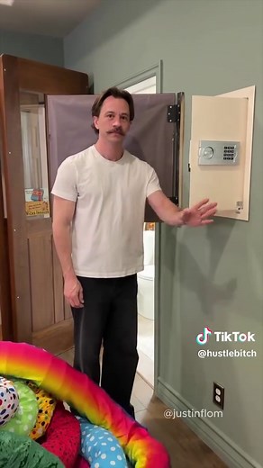 🚨 INSANE! THIS CONTENT CREATOR’S LAS VEGAS FUN HOUSE HAS HIDDEN DOORS, SECRET ROOMS, AND TRAPS EVERYWHERE Justin Flom gives a full tour of his actual Las Vegas fun house - and nothing inside works like a normal home. Doors open walls. Walls turn into doors. A soda machine hides a disco room. A doorknob drops you into a foam pit. Picture frames are secret entrances. Even the “normal” doors lead to more doors. There’s a glow room, a Seinfeld and Friends door, hidden safes behind artwork, a rope l