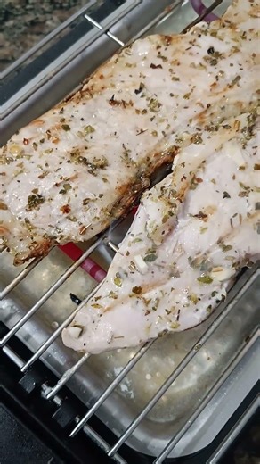 file de lombo de porco com bastante tempero assado na grelha eletrica