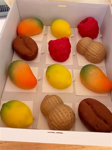 A Christmas box, curated with care ✨ A selection of our fruit trompe-l’Œil desserts, each one handcrafted, hand-painted, and made over several days — brought together for a very limited Christmas pre-order. Different flavours, one box. A celebration of technique, flavour, and detail. Thank you to everyone who trusted us with their Christmas table 🤍 This collection was available by pre-order only and produced in extremely limited quantities. 📍 ML Bakery 108 Bank Street, South Melbourne #melbour