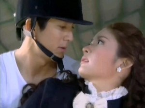 巴贾救下要坠马的瓦妮达