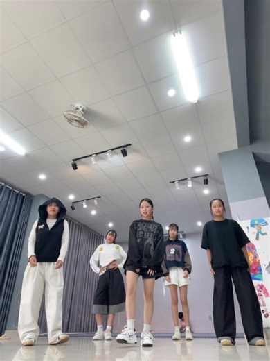 😘😘😘😘 cuối tuần mà , gặp nhau làm gì , nhảy 😍😍😍😍