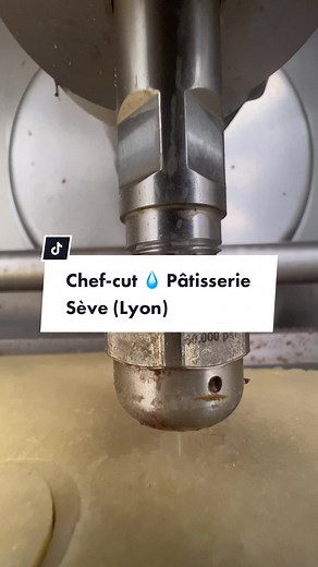 Découpe au jet d’eau : Outil essentiel en pâtisserie